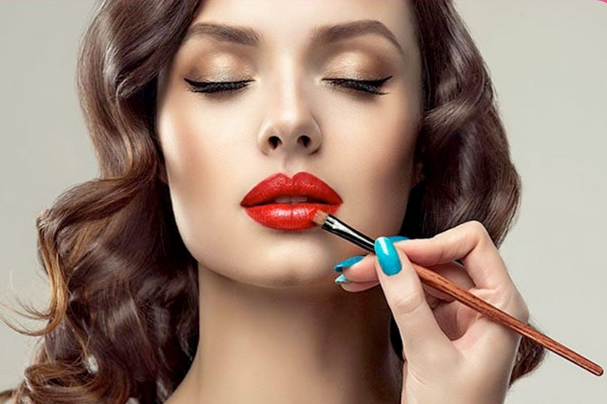ترفندهای ماندگار کردن رژ لب/ جلوگیری از خشکی و پوسته پوسته شدن لب + فیلم