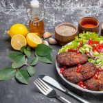 نکات طلایی آشپزی برای تازه‌عروس‌ها/چگونه کتلت‌ها را یک‌شکل و یک‌دست قالب بزنیم؟ + فیلم