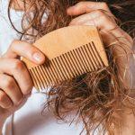 ترفندهای باز کردن موهای گره‌خورده بدون آسیب رساندن به ساقه مو