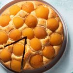 طرز تهیه کیک زردآلو؛ به روش مجلسی با تکه‌های میوه