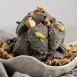 طرز تهیه بستنی سیاه با رنگ و طعمی بی‌نظیر و متفاوت