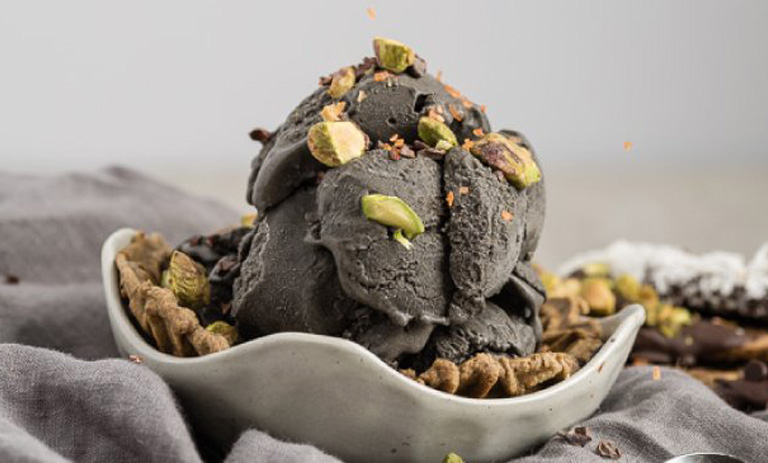 طرز تهیه بستنی سیاه با رنگ و طعمی بینظیر و متفاوت