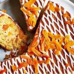 طرز تهیه کیک قیسی (زردآلوی خشک)؛ با سس وانیلی