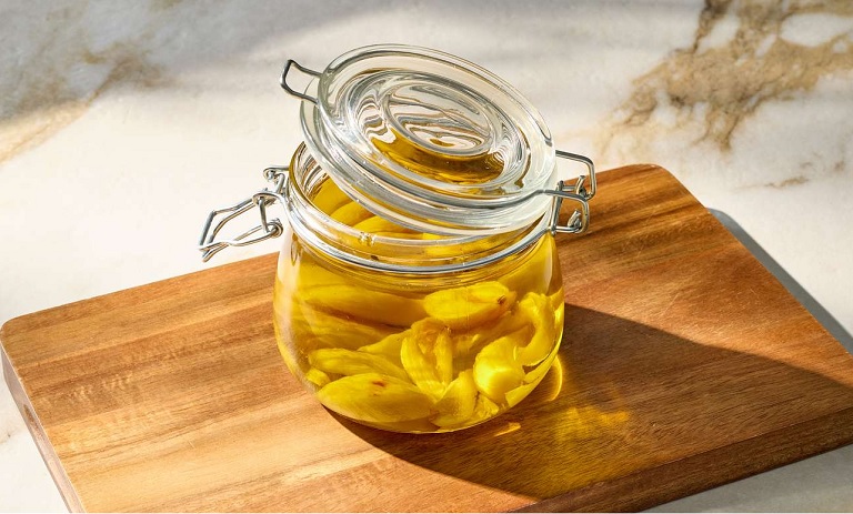 طرز تهیه روغن سیر خانگی برای پخت و پز و انواع سالادها