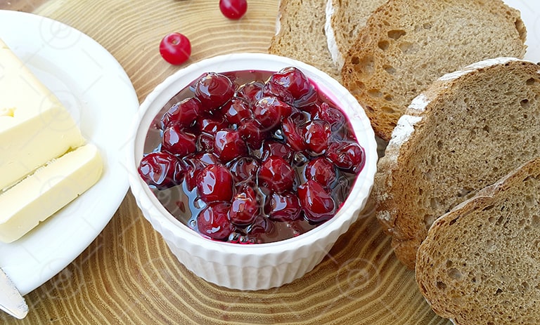 طرز تهیه مربای آلبالو+ نکات شکرک نزدن و خوشرنگ شدن