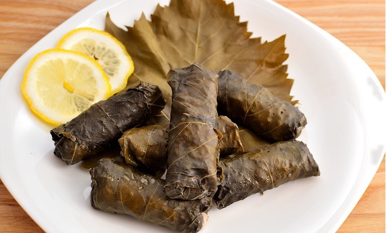 آموزش پیچیدن دلمه برگ مو؛ از سیگاری تا بقچهای
