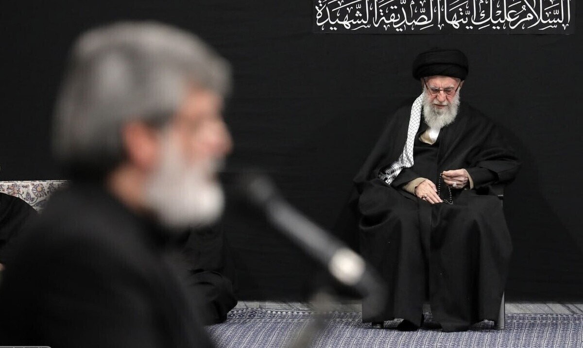 فیلم لحظهای که رهبر انقلاب به حاج محمود کریمی گفتند: ای ایران بخوان