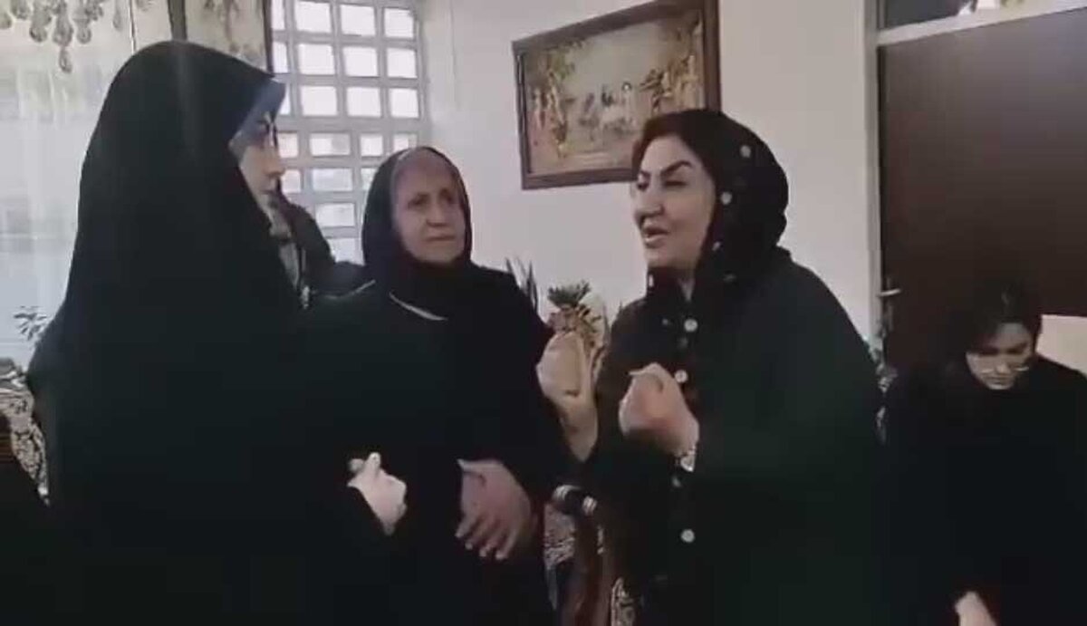 به رئیسجمهور بگوئید میز را از دست آدمهای بیسواد بگیرد! +فیلم