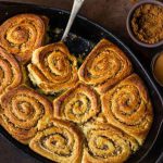 طرز تهیه رول دارچین و گلابی؛ عصرانه خوشمزه تابستانی