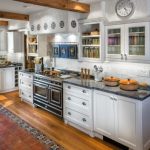 چطور آشپزخانه‌ای به سبک مدیترانه‌ای طراحی کنیم؟ ایده‌های روشن و الهام‌بخش