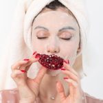 طرز تهیه 5 ماسک صورت خانگی با انار؛ میوه محبوب پاییز