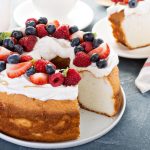 کیک انجل فود بدون روغن با سفیده تخم‌مرغ؛ سبک و خوشمزه