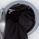 روش درست شستن لباس‌های مشکی بدون تغییر رنگ