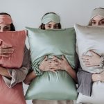 29 مدل روبالشتی ساتن شیک که دکور اتاقت را خاص می‌کند