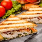 طرز تهیه اسنک مرغ در ساندویچ ساز و ماهیتابه؛ ساده و خوشمزه