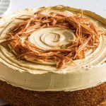 طرز تهیه کیک نسکافه کافی شاپی؛ با روکش سس کاراملی پنیری