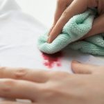 روش از بین بردن لکه‌های سمج لبو از لباس