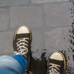 چطور کفش‌های خیس‌شده در باران را خشک و ترمیم کنیم؟