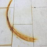 چطور زنگ‌زدگی را از روی کاشی و سرامیک پاک کنیم؟ ترفندهای سریع و خانگی