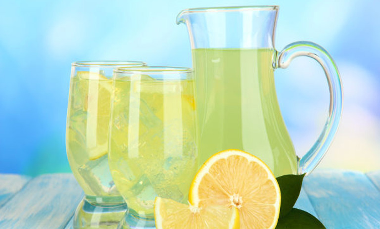 طرز تهیه آب لیموشیرین خانگی؛ خوشمزه و بدون تلخی