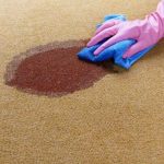 چگونه لکه لبو را از روی فرش پاک کنیم؟ راه‌حل‌های خانگی و مؤثر