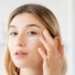 چرا استفاده روزانه از کرم دور چشم و ماسک صورت از 20 سالگی ضروری است؟