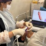 ایمپلنت معمولی یا دیجیتال؟ راهنمای انتخاب انواع روش کاشت دندان در سال 1404